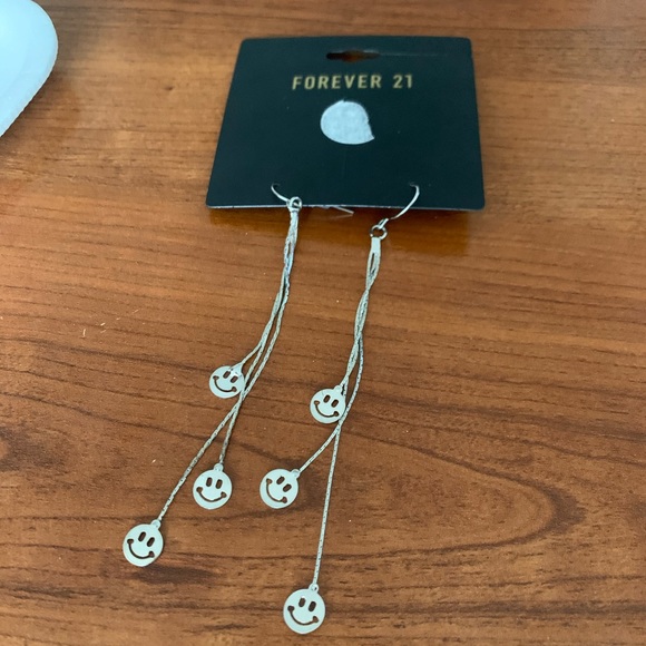 Smiley Face Dangling Earring - Picture 3 of 3